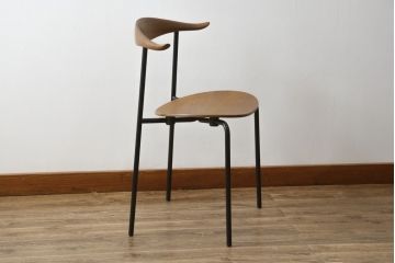 中古　美品　北欧家具　老舗家具メーカー CARL HANSEN & SON(カール・ハンセン&サン)　ハンス J. ウェグナー(HANS J. WEGNER)デザイン　CH88P　洗練されたデザインが目を引くチェア(ダイニングチェア、アームレスチェア、オフィスチェア、板座チェア、イス、椅子)(R-083124)