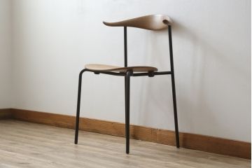 中古　美品　北欧家具　老舗家具メーカー CARL HANSEN & SON(カール・ハンセン&サン)　ハンス J. ウェグナー(HANS J. WEGNER)デザイン　CH88P　洗練されたデザインが目を引くチェア(ダイニングチェア、アームレスチェア、オフィスチェア、板座チェア、イス、椅子)(R-083124)