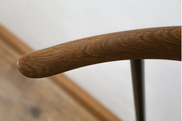 中古　美品　北欧家具　老舗家具メーカー CARL HANSEN & SON(カール・ハンセン&サン)　ハンス J. ウェグナー(HANS J. WEGNER)デザイン　CH88P　洗練されたデザインが目を引くチェア(ダイニングチェア、アームレスチェア、オフィスチェア、板座チェア、イス、椅子)(R-083124)