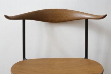 中古　美品　北欧家具　老舗家具メーカー CARL HANSEN & SON(カール・ハンセン&サン)　ハンス J. ウェグナー(HANS J. WEGNER)デザイン　CH88P　洗練されたデザインが目を引くチェア(ダイニングチェア、アームレスチェア、オフィスチェア、板座チェア、イス、椅子)(R-083124)