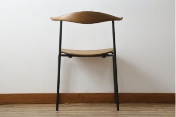 中古　美品　北欧家具　老舗家具メーカー CARL HANSEN & SON(カール・ハンセン&サン)　ハンス J. ウェグナー(HANS J. WEGNER)デザイン　CH88P　洗練されたデザインが目を引くチェア(ダイニングチェア、アームレスチェア、オフィスチェア、板座チェア、イス、椅子)(R-083124)
