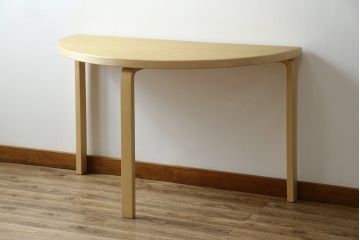 中古　超美品　フィンランド　Artek(アルテック)　Alvar Aalto(アルヴァ・アアルト)デザイン　95テーブル　ナチュラルラッカー　木のぬくもりと優しいフォルムが素敵なセミサークルテーブル(ラウンドテーブル、ダイニングテーブル、食卓、半円、半月型、北欧)(定価約22万円)(R-083125)
