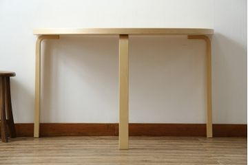中古　超美品　フィンランド　Artek(アルテック)　Alvar Aalto(アルヴァ・アアルト)デザイン　95テーブル　ナチュラルラッカー　木のぬくもりと優しいフォルムが素敵なセミサークルテーブル(ラウンドテーブル、ダイニングテーブル、食卓、半円、半月型、北欧)(定価約22万円)(R-083125)