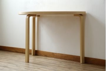 中古　超美品　フィンランド　Artek(アルテック)　Alvar Aalto(アルヴァ・アアルト)デザイン　95テーブル　ナチュラルラッカー　木のぬくもりと優しいフォルムが素敵なセミサークルテーブル(ラウンドテーブル、ダイニングテーブル、食卓、半円、半月型、北欧)(定価約22万円)(R-083125)