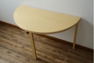 中古　超美品　フィンランド　Artek(アルテック)　Alvar Aalto(アルヴァ・アアルト)デザイン　95テーブル　ナチュラルラッカー　木のぬくもりと優しいフォルムが素敵なセミサークルテーブル(ラウンドテーブル、ダイニングテーブル、食卓、半円、半月型、北欧)(定価約22万円)(R-083125)
