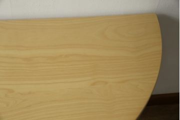 中古　超美品　フィンランド　Artek(アルテック)　Alvar Aalto(アルヴァ・アアルト)デザイン　95テーブル　ナチュラルラッカー　木のぬくもりと優しいフォルムが素敵なセミサークルテーブル(ラウンドテーブル、ダイニングテーブル、食卓、半円、半月型、北欧)(定価約22万円)(R-083125)