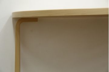 中古　超美品　フィンランド　Artek(アルテック)　Alvar Aalto(アルヴァ・アアルト)デザイン　95テーブル　ナチュラルラッカー　木のぬくもりと優しいフォルムが素敵なセミサークルテーブル(ラウンドテーブル、ダイニングテーブル、食卓、半円、半月型、北欧)(定価約22万円)(R-083125)