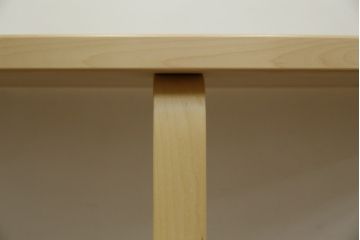 中古　超美品　フィンランド　Artek(アルテック)　Alvar Aalto(アルヴァ・アアルト)デザイン　95テーブル　ナチュラルラッカー　木のぬくもりと優しいフォルムが素敵なセミサークルテーブル(ラウンドテーブル、ダイニングテーブル、食卓、半円、半月型、北欧)(定価約22万円)(R-083125)
