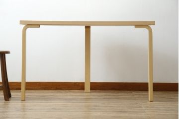 中古　超美品　フィンランド　Artek(アルテック)　Alvar Aalto(アルヴァ・アアルト)デザイン　95テーブル　ナチュラルラッカー　木のぬくもりと優しいフォルムが素敵なセミサークルテーブル(ラウンドテーブル、ダイニングテーブル、食卓、半円、半月型、北欧)(定価約22万円)(R-083125)