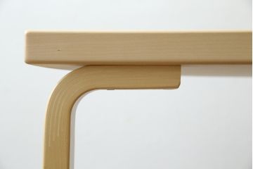 中古　超美品　フィンランド　Artek(アルテック)　Alvar Aalto(アルヴァ・アアルト)デザイン　95テーブル　ナチュラルラッカー　木のぬくもりと優しいフォルムが素敵なセミサークルテーブル(ラウンドテーブル、ダイニングテーブル、食卓、半円、半月型、北欧)(定価約22万円)(R-083125)