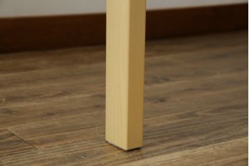 中古　超美品　フィンランド　Artek(アルテック)　Alvar Aalto(アルヴァ・アアルト)デザイン　95テーブル　ナチュラルラッカー　木のぬくもりと優しいフォルムが素敵なセミサークルテーブル(ラウンドテーブル、ダイニングテーブル、食卓、半円、半月型、北欧)(定価約22万円)(R-083125)