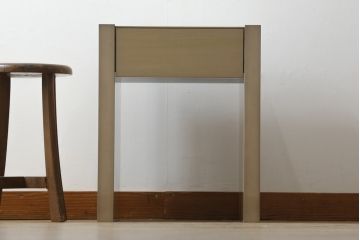 中古　美品　IDC大塚家具　デコレ　府中家具　シンプルかつモダンなデザインの引き出し付きナイトテーブル(サイドテーブル、飾り台、電話台、エンドテーブル、サイドチェスト)(R-083126)
