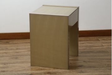 中古　美品　IDC大塚家具　デコレ　府中家具　シンプルかつモダンなデザインの引き出し付きナイトテーブル(サイドテーブル、飾り台、電話台、エンドテーブル、サイドチェスト)(R-083126)