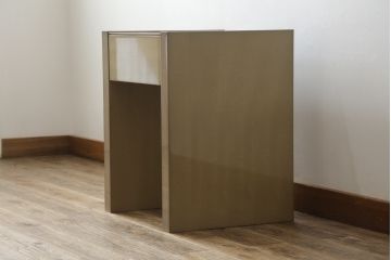 中古　美品　IDC大塚家具　デコレ　府中家具　シンプルかつモダンなデザインの引き出し付きナイトテーブル(サイドテーブル、飾り台、電話台、エンドテーブル、サイドチェスト)(R-083126)