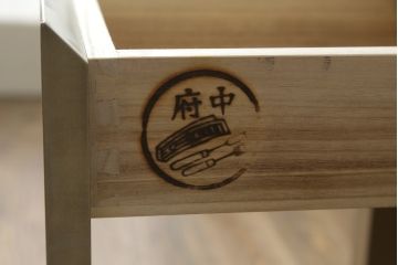 中古　美品　IDC大塚家具　デコレ　府中家具　シンプルかつモダンなデザインの引き出し付きナイトテーブル(サイドテーブル、飾り台、電話台、エンドテーブル、サイドチェスト)(R-083126)