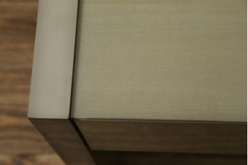 中古　美品　IDC大塚家具　デコレ　府中家具　シンプルかつモダンなデザインの引き出し付きナイトテーブル(サイドテーブル、飾り台、電話台、エンドテーブル、サイドチェスト)(R-083126)