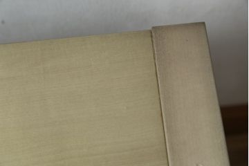中古　美品　IDC大塚家具　デコレ　府中家具　シンプルかつモダンなデザインの引き出し付きナイトテーブル(サイドテーブル、飾り台、電話台、エンドテーブル、サイドチェスト)(R-083126)