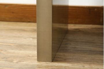 中古　美品　IDC大塚家具　デコレ　府中家具　シンプルかつモダンなデザインの引き出し付きナイトテーブル(サイドテーブル、飾り台、電話台、エンドテーブル、サイドチェスト)(R-083126)