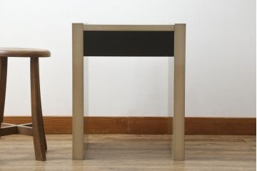 中古　美品　IDC大塚家具　デコレ　府中家具　シンプルかつモダンなデザインの引き出し付きナイトテーブル(サイドテーブル、飾り台、電話台、エンドテーブル、サイドチェスト)(R-083126)