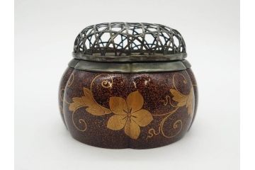 時代物　大名道具　金蒔絵　梨地　阿古陀　香炉(花唐草、籠目火屋、木製、漆器、漆芸、仏具、茶道具、木箱付き)(R-083127)