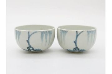 江戸期　古伊万里　染付　柳文が目を引く湯呑み2客セット(湯のみ、ぐい呑み、煎茶、茶器、和食器)(R-083129)
