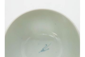 江戸期　古伊万里　染付　柳文が目を引く湯呑み2客セット(湯のみ、ぐい呑み、煎茶、茶器、和食器)(R-083129)