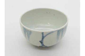江戸期　古伊万里　染付　柳文が目を引く湯呑み2客セット(湯のみ、ぐい呑み、煎茶、茶器、和食器)(R-083129)