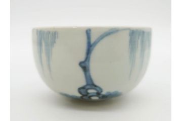 江戸期　古伊万里　染付　柳文が目を引く湯呑み2客セット(湯のみ、ぐい呑み、煎茶、茶器、和食器)(R-083129)