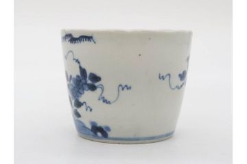 江戸期　古伊万里　染付　渦福　様々な用途に使える猪口4客セット(ススキ、竹、五葉若葉、そば猪口、蕎麦猪口、酒器、杯、盃、おちょこ、湯呑み、湯のみ、和食器)(R-083134)