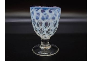当時物　大正〜昭和初期　棗(なつめ)型　青縁　乳白水玉　柔らかな雰囲気を醸し出す氷コップ(なつめ形、吹きガラス、グラス、硝子、和ガラス)(R-083138)