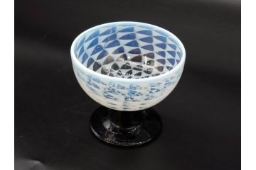 当時物　大正〜昭和初期　碗型　乳白　鱗文　エナメル脚　レトロな趣ある氷コップ(吹きガラス、グラス、硝子、和ガラス)(R-083139)