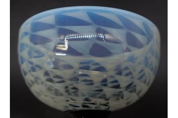 当時物　大正〜昭和初期　碗型　乳白　鱗文　エナメル脚　レトロな趣ある氷コップ(吹きガラス、グラス、硝子、和ガラス)(R-083139)