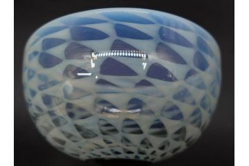 当時物　大正〜昭和初期　碗型　乳白　鱗文　エナメル脚　レトロな趣ある氷コップ(吹きガラス、グラス、硝子、和ガラス)(R-083139)