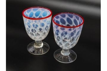 当時物　大正〜昭和初期　棗(なつめ)型　乳白水玉　優しい色合いに魅了される赤縁氷コップ2客セット(なつめ形、吹きガラス、硝子、グラス、和ガラス)(R-083141)