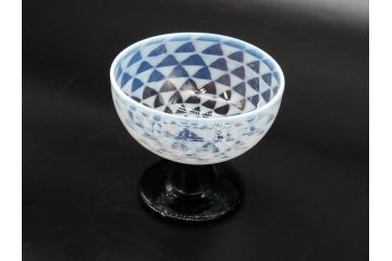 当時物　大正〜昭和初期　碗型　乳白　鱗文　エナメル脚　涼やかな佇まいの氷コップ(碗形、吹きガラス、グラス、硝子、和ガラス)(R-083144)