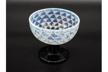 当時物　大正〜昭和初期　碗型　乳白　鱗文　エナメル脚　涼やかな佇まいの氷コップ(碗形、吹きガラス、グラス、硝子、和ガラス)(R-083144)