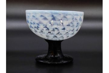 当時物　大正〜昭和初期　碗型　乳白　鱗文　エナメル脚　涼やかな佇まいの氷コップ(碗形、吹きガラス、グラス、硝子、和ガラス)(R-083144)