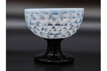 当時物　大正〜昭和初期　碗型　乳白　鱗文　エナメル脚　涼やかな佇まいの氷コップ(碗形、吹きガラス、グラス、硝子、和ガラス)(R-083144)