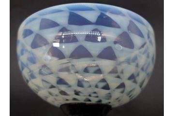 当時物　大正〜昭和初期　碗型　乳白　鱗文　エナメル脚　涼やかな佇まいの氷コップ(碗形、吹きガラス、グラス、硝子、和ガラス)(R-083144)