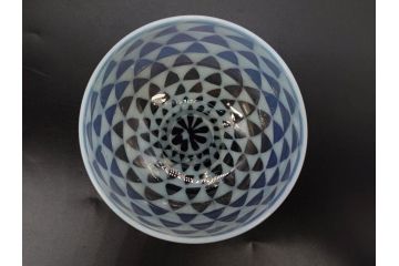 当時物　大正〜昭和初期　碗型　乳白　鱗文　エナメル脚　涼やかな佇まいの氷コップ(碗形、吹きガラス、グラス、硝子、和ガラス)(R-083144)