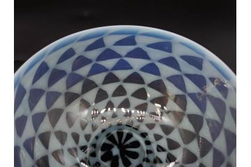 当時物　大正〜昭和初期　碗型　乳白　鱗文　エナメル脚　涼やかな佇まいの氷コップ(碗形、吹きガラス、グラス、硝子、和ガラス)(R-083144)