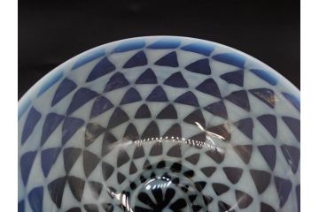 当時物　大正〜昭和初期　碗型　乳白　鱗文　エナメル脚　涼やかな佇まいの氷コップ(碗形、吹きガラス、グラス、硝子、和ガラス)(R-083144)