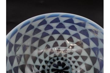 当時物　大正〜昭和初期　碗型　乳白　鱗文　エナメル脚　涼やかな佇まいの氷コップ(碗形、吹きガラス、グラス、硝子、和ガラス)(R-083144)