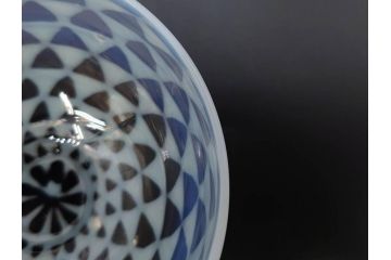 当時物　大正〜昭和初期　碗型　乳白　鱗文　エナメル脚　涼やかな佇まいの氷コップ(碗形、吹きガラス、グラス、硝子、和ガラス)(R-083144)