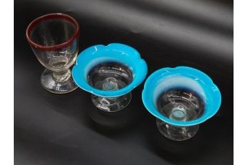 当時物　大正〜昭和初期　棗(なつめ)型　輪花　乳白ぼかし　赤縁　青縁　レトロな雰囲気漂う氷コップ3客セット(なつめ形、吹きガラス、硝子、グラス、和ガラス)(R-083145)