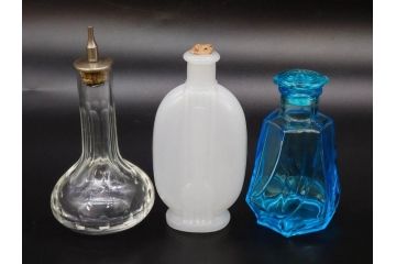昭和初期〜中期　乳白　醤油差し　気品を感じるガラス瓶3点セット(醤油瓶、調味料入れ、ソース、一輪挿し、花器、花生、花入、花瓶、硝子、ビン)(R-083146)
