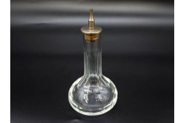 昭和初期〜中期　乳白　醤油差し　気品を感じるガラス瓶3点セット(醤油瓶、調味料入れ、ソース、一輪挿し、花器、花生、花入、花瓶、硝子、ビン)(R-083146)