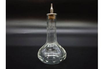 昭和初期〜中期　乳白　醤油差し　気品を感じるガラス瓶3点セット(醤油瓶、調味料入れ、ソース、一輪挿し、花器、花生、花入、花瓶、硝子、ビン)(R-083146)