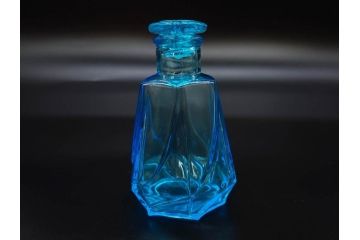昭和初期〜中期　乳白　醤油差し　気品を感じるガラス瓶3点セット(醤油瓶、調味料入れ、ソース、一輪挿し、花器、花生、花入、花瓶、硝子、ビン)(R-083146)