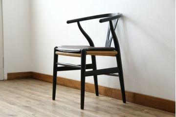 中古　超美品　北欧家具　老舗家具メーカー CARL HANSEN & SON(カール・ハンセン&サン)　ハンス J. ウェグナー(HANS J. WEGNER)デザイン　CH24　オーク材　　本革(レザー)クッション付き　特徴的なラインを描く美しいフォルムのYチェア(ワイチェア、ダイニングチェア、アームチェア、イス、椅子)(定価約17万円)(R-083149)